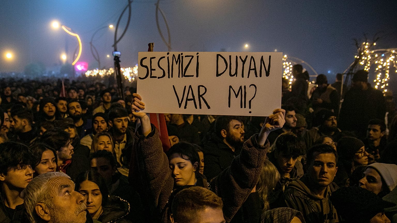 İnsanlar, 6 Şubat 2023 depreminin yıl dönümü nedeniyle Hatay - Antakya'da toplandı, 6 Şubat 2024