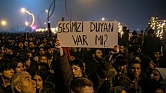 İnsanlar, 6 Şubat 2023 depreminin yıl dönümü nedeniyle Hatay - Antakya'da toplandı, 6 Şubat 2024