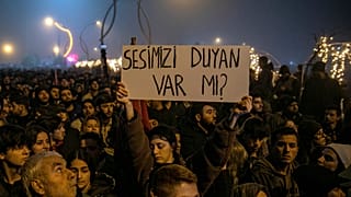 İnsanlar, 6 Şubat 2023 depreminin yıl dönümü nedeniyle Hatay - Antakya'da toplandı, 6 Şubat 2024