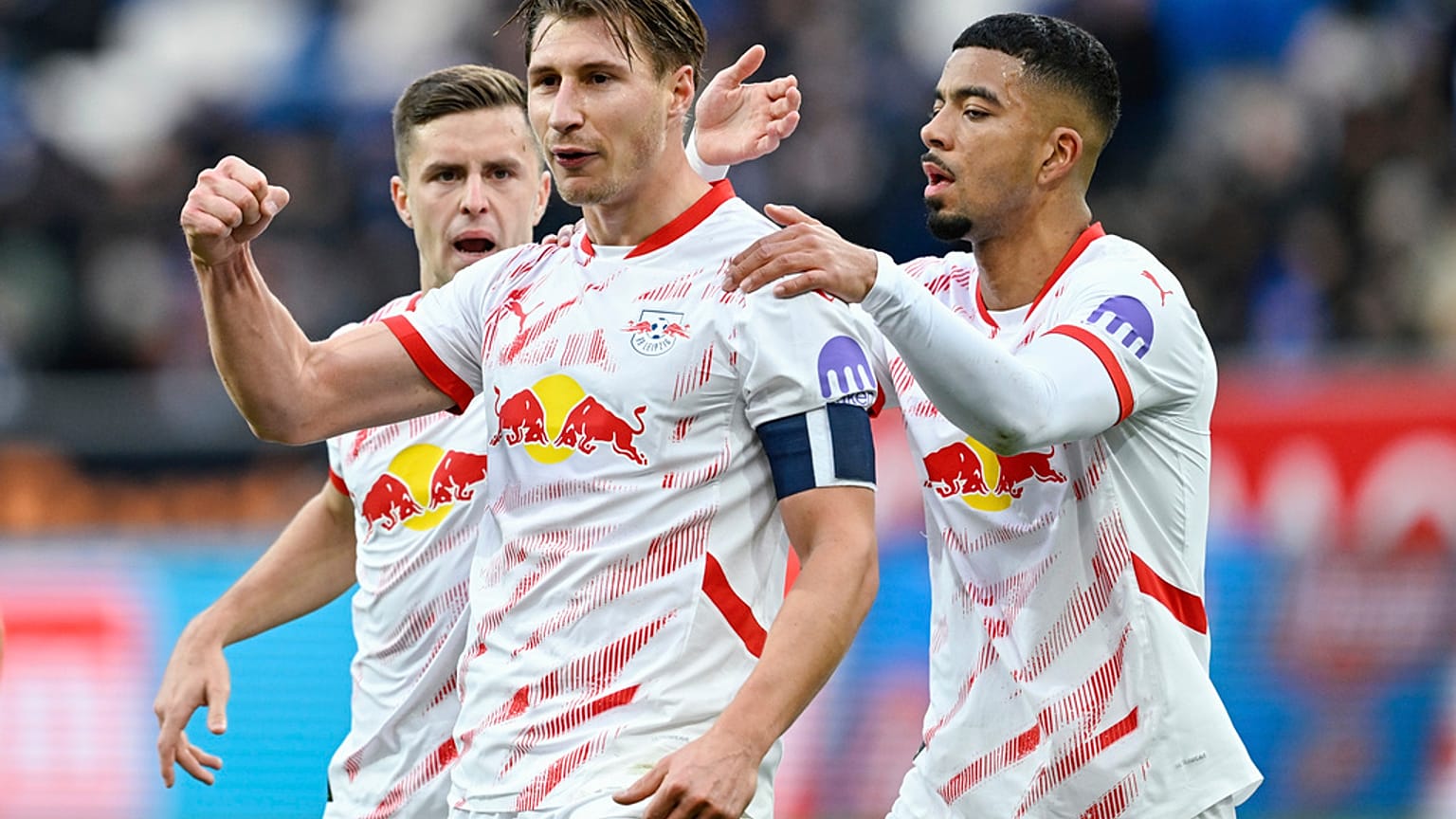 لاعب لايبزيغ ويلي أوربان، في المقدمة، يحتفل بهدف الافتتاح في مباراة بالدوري الألماني لكرة القدم بين تي إس جي هوفنهايم وآر بي لايبزيغ في سينسهايم، ألمانيا، السبت 23 نوفمبر 2024