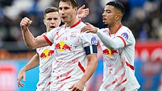 لاعب لايبزيغ ويلي أوربان، في المقدمة، يحتفل بهدف الافتتاح في مباراة بالدوري الألماني لكرة القدم بين تي إس جي هوفنهايم وآر بي لايبزيغ في سينسهايم، ألمانيا، السبت 23 نوفمبر 2024