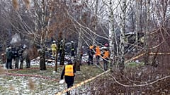کارمندان وزارت اورژانس لیتوانی پس از سقوط هواپیمای DHL در خانه ای در نزدیکی ویلنیوس، لیتوانی، روز دوشنبه، 25 نوامبر 2024، در محل حادثه هواپیما کار می کنند.