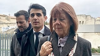 Gisele Pelicot, sağda, avukatları Antoine Camus, solda ve Stéphane Babonneauat ile birlikte 25 Kasım 2024 Pazartesi günü verilen aranın ardından adalet sarayına geldi.