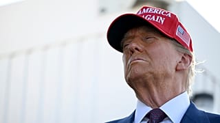 Donald Trump megválasztott elnök a SpaceX Starship hatodik tesztrepülésének indítása előtt a texasi Boca Chicában.