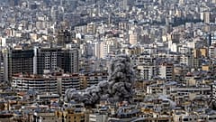 Καπνός υψώνεται μετά από ισραηλινή αεροπορική επιδρομή στο Dahiyeh, στη Βηρυτό του Λιβάνου, Δευτέρα 25 Νοεμβρίου 2024. 