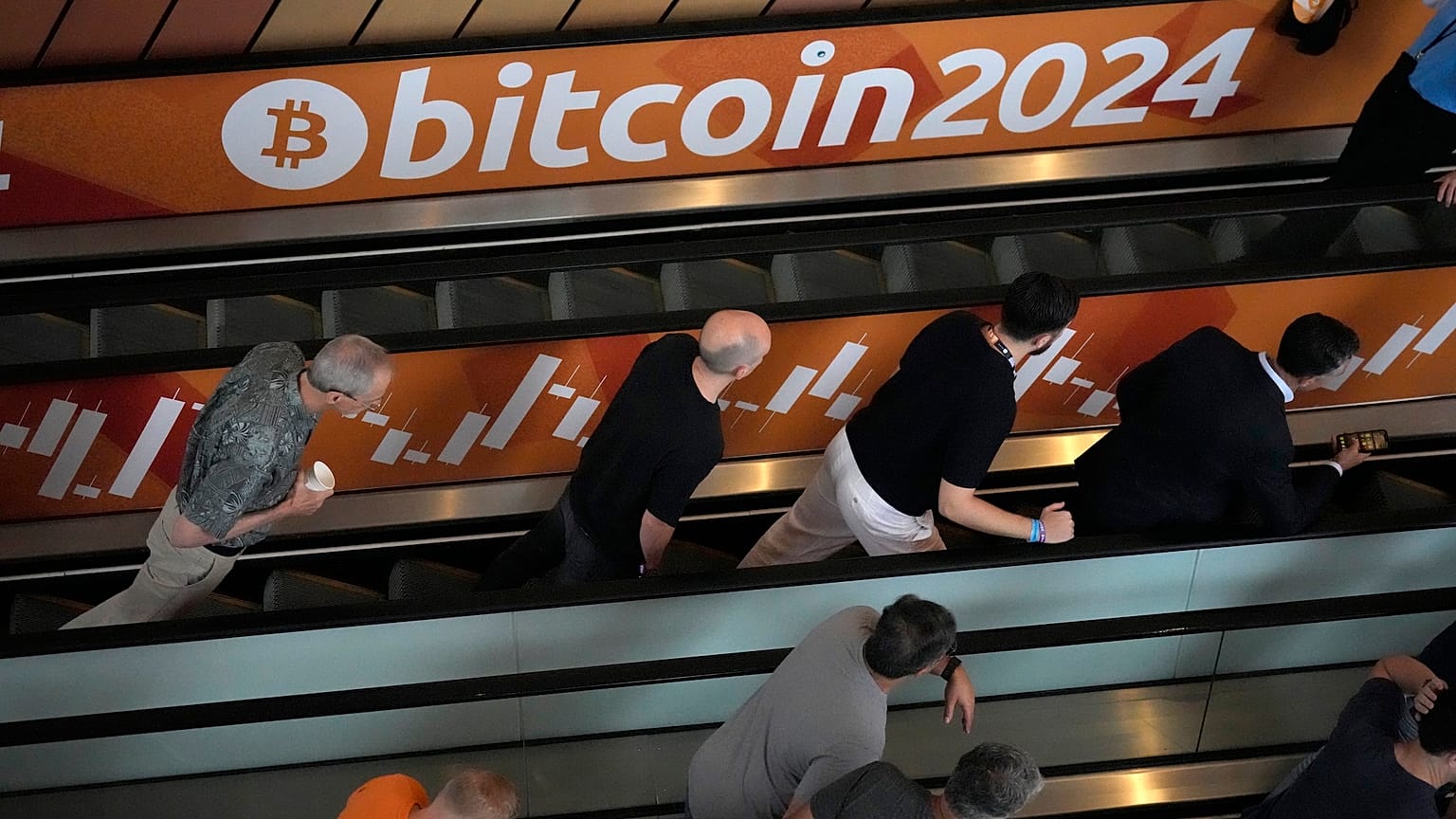 2024, rok, w którym Bitcoin zyskał na popularności. Zdjęcie biblioteczne osób przybywających na konferencję Bitcoin 2024 w Nashville w lipcu ubiegłego roku