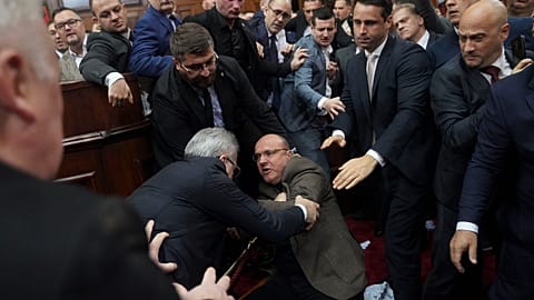 Sırbistan Parlamentosu'nun bir oturumunda iktidar ve muhalefet milletvekilleri arasında yaşanan arbede, Belgrad, Sırbistan, 25.11.2024