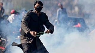 اشتباكات بين الشرطة وأنصار عمران خان في إسلام آباد 