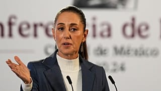 الرئيسة المكسيكية كلاوديا شينباوم تقدم إحاطة إعلامية من القصر الوطني في مكسيكو سيتي، 2 أكتوبر/تشرين الأول 2024، صباح اليوم التالي لتنصيبها