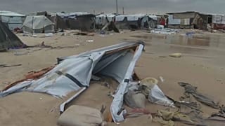 خيمة جرفتها الفيضانات الناتجة عن الأمطار الغزيرة في قطاع غزة 