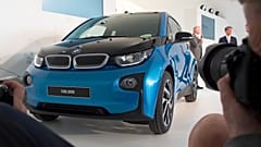 La BMW i3 quitte la chaîne de montage lors de l'anniversaire de la production de la 100 000e voiture électrique à l'usine du constructeur automobile allemand de luxe BMW AG à Leipzig, en Allemagne, 