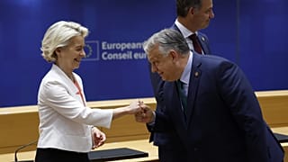 Ursula von der Leyen bizottsági elnök és Orbán Viktor a brüsszeli EU-csúcson