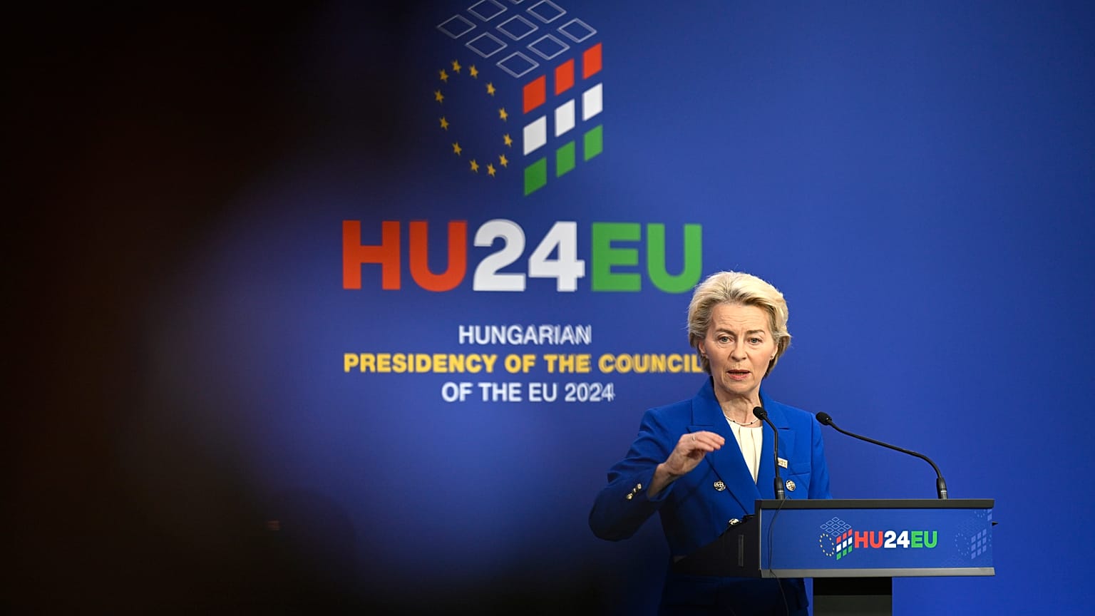 Avrupa Birliği Komisyonu Başkanı Ursula von der Leyen, Macaristan'daki zirvede basın mensuplarına açıklamalarda bulunuyor, 8 Kasım 2024 