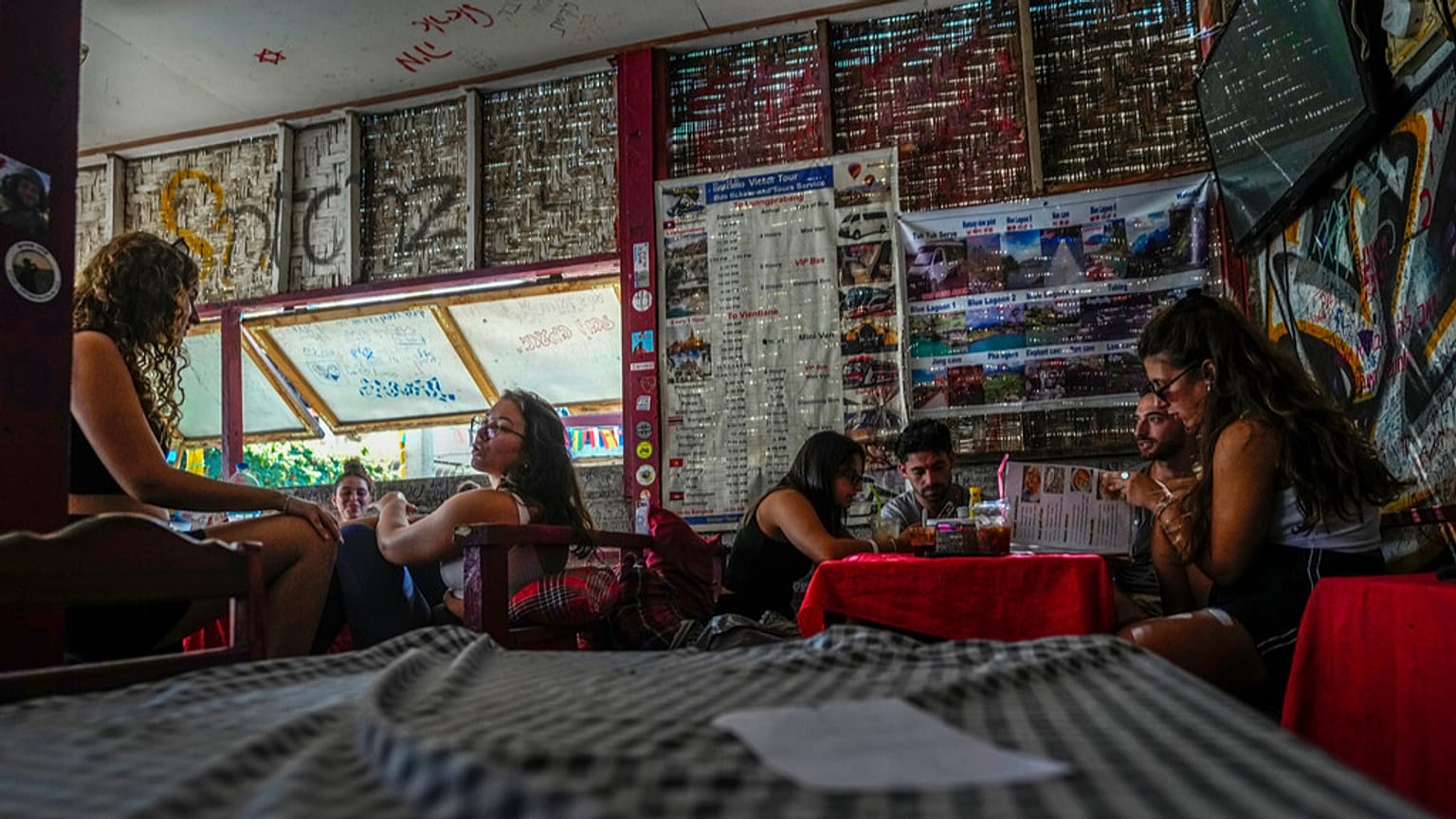 Turistas extranjeros se relajan en un bar y restaurante de Vang Vieng, Laos, el viernes 22 de noviembre de 2024. 