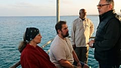 Az egyiptomi sajtóközpont által közreadott képen Amr Hanafi, a Vörös-tenger kormányzója (jobbra) beszél a túlélőkkel, miután egy hajó elsüllyedt a Vörös-tengeren, az egyiptom
