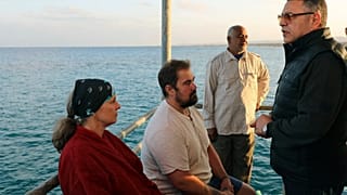 Az egyiptomi sajtóközpont által közreadott képen Amr Hanafi, a Vörös-tenger kormányzója (jobbra) beszél a túlélőkkel, miután egy hajó elsüllyedt a Vörös-tengeren, az egyiptom