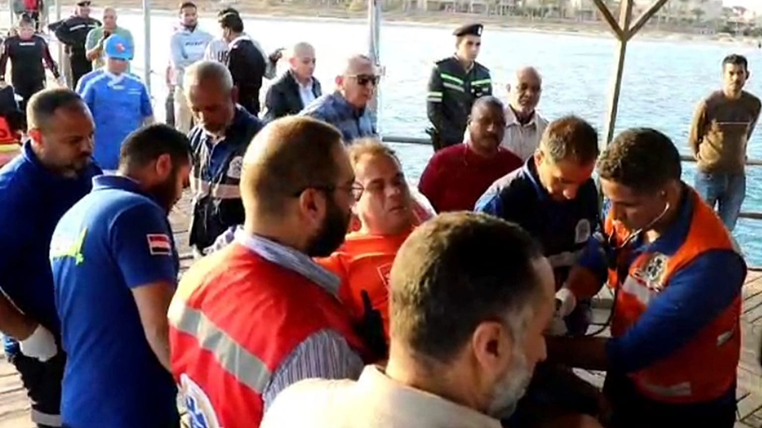 رجال الإنقاذ ينقلون أحد الناجين بعد غرق يخت سياحي في البحر الأحمر، في مرسى علم، مصر. (المركز الصحفي المصري عبر أسوشيتد برس)