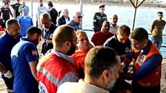 Σωστικά συνεργεία μεταφέρουν επιζώντα του ναυαγίου τουριστικού σκάφους στην Ερυθρά Θάλασσα