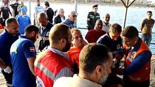 Σωστικά συνεργεία μεταφέρουν επιζώντα του ναυαγίου τουριστικού σκάφους στην Ερυθρά Θάλασσα