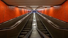Las escaleras mecánicas de la estación de metro a la sala de llegadas de la estación principal están vacías por la tarde debido a la pandemia de coronavirus, sábado 18 de abril de 2020.