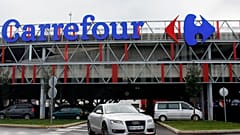 FOTO DE ARCHIVO - Un coche sale de un supermercado Carrefour en Anglet, en el suroeste de Francia, el martes 23 de enero de 2018.