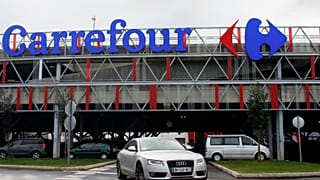 FOTO DE ARCHIVO - Un coche sale de un supermercado Carrefour en Anglet, en el suroeste de Francia, el martes 23 de enero de 2018.