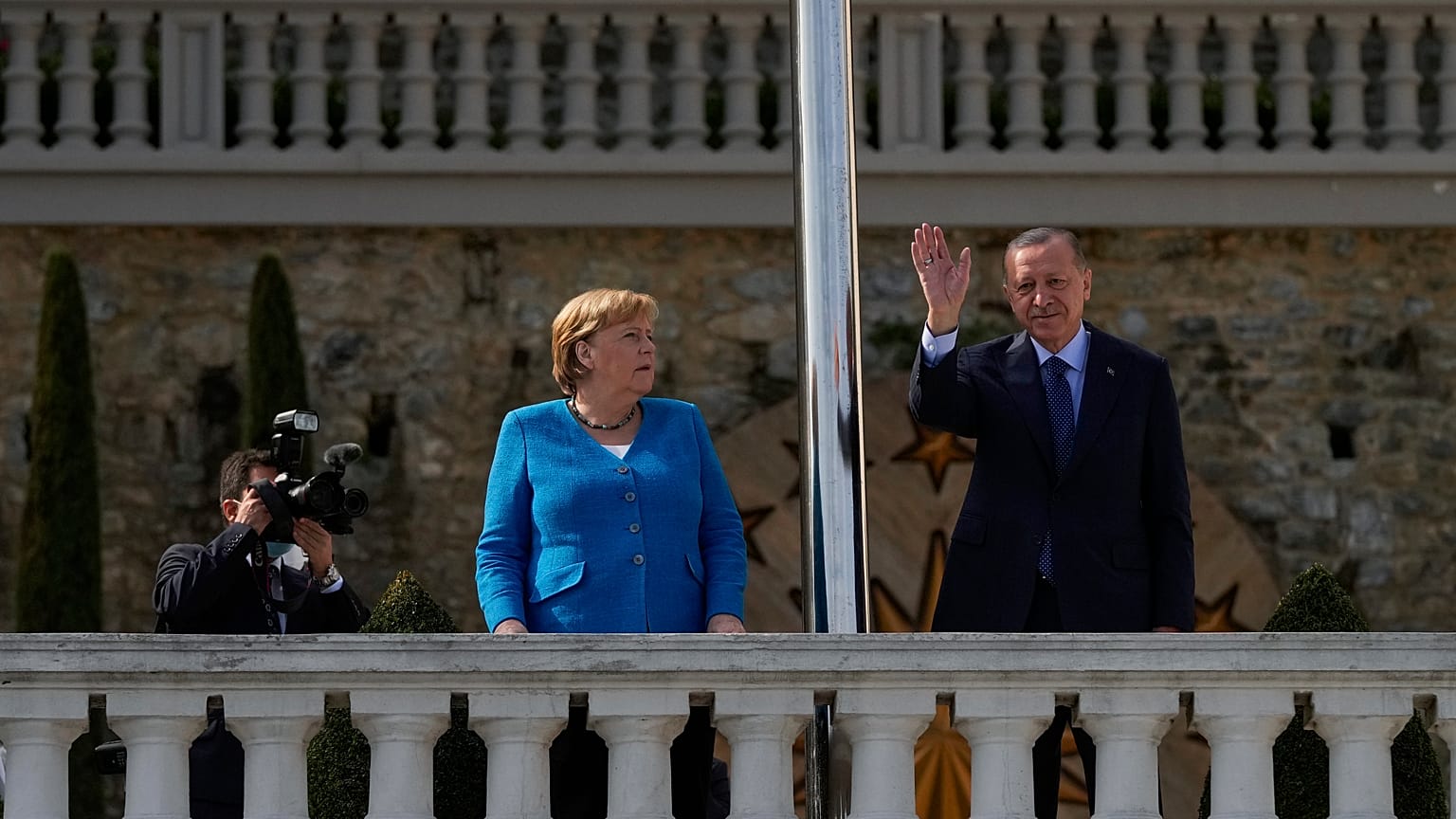 Cumhurbaşkanı Recep Tayyip Erdoğan ve eski Alman Şansölyesi Angela Merkel, Huber Köşkü'nde selamlama yapıyor, 16 Ekim 2021