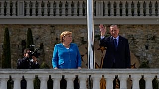 Cumhurbaşkanı Recep Tayyip Erdoğan ve eski Alman Şansölyesi Angela Merkel, Huber Köşkü'nde selamlama yapıyor, 16 Ekim 2021