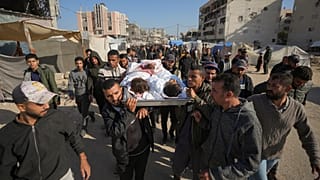 Üç çocuğun cenazesi Gazze Şeridi'nin Han Yunus kentinde defnedilmek üzere taşınıyor.