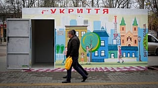 Kasım 2022'de Ukrayna'nın Mykolayiv kentinde insanlar beton bir barınağın önünden geçiyor.