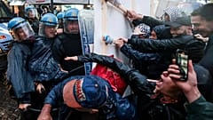 اشتباكات بين المتظاهرين والشرطة خلال احتجاج للتعبير عن الدعم للفلسطينيين في غزة خلال اجتماع مجموعة الدول السبع في نابولي بإيطاليا 19 تشرين الأول أكتوبر 2024