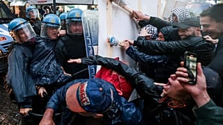 اشتباكات بين المتظاهرين والشرطة خلال احتجاج للتعبير عن الدعم للفلسطينيين في غزة خلال اجتماع مجموعة الدول السبع في نابولي بإيطاليا 19 تشرين الأول أكتوبر 2024