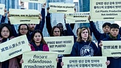 Los manifestantes se unen para protestar contra la producción de plástico