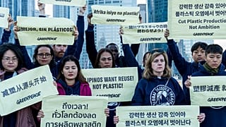 Manifestantes juntam-se para protestar contra a produção de plástico