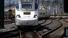 Ένα τρένο της Alvia φτάνει στο σταθμό Santiago de Compostela σε φωτογραφία αρχείου.