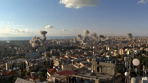 Residents react after fatal Israeli airstrike on residential building in central Beirut, 26.11.2024.