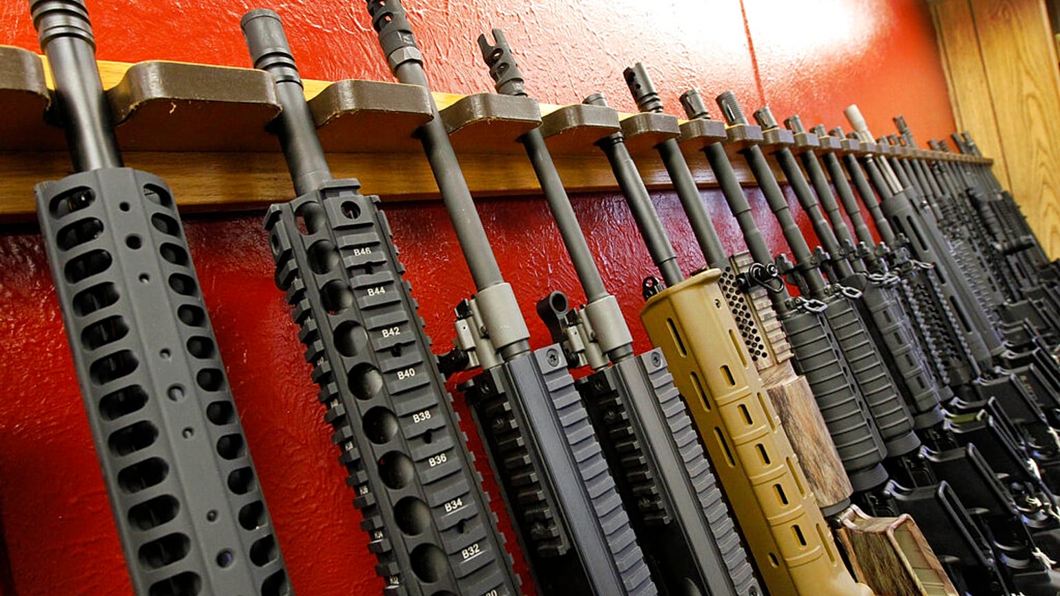 توقيف تاجر أسلحة في عملية أوروبية مشتركة - الصورة صف من بنادق مختلفة من طراز AR-15 معروضة للبيع في ميدان ”فايرنغ لاين“ الداخلي ومتجر للأسلحة في أورورا، كولورادو.