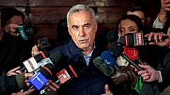 Калин Георгеску выступает перед представителями СМИ в Изворани, Румыния, вторник, 26 ноября 2024 г.