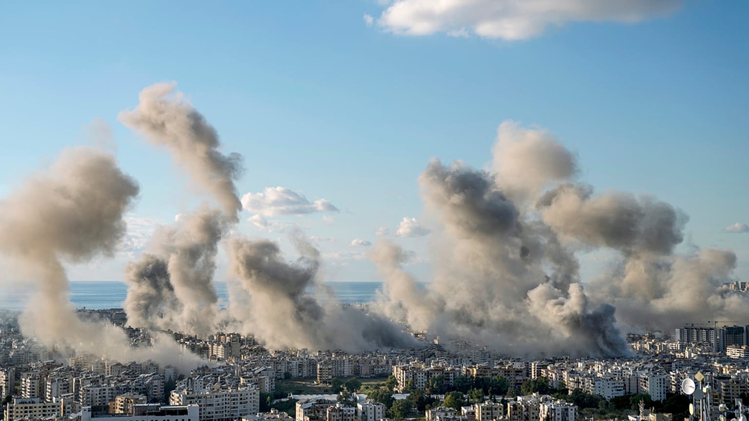 Bu fotoğrafta, İsrail hava saldırıları sırasında Lübnan'ın başkenti Beyrut'ta hasar alan yapılar görülüyor, 26 Kasım 2024