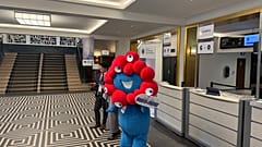 Myaku-Myaku, a mascote da Exposição Mundial de Osaka 2025, em Paris, durante a reunião da Assembleia Geral