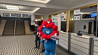 La mascotte de l'exposition universelle Osaka 2025, Myaku-Myaku, à Paris lors de la réunion de l'assemblée générale.