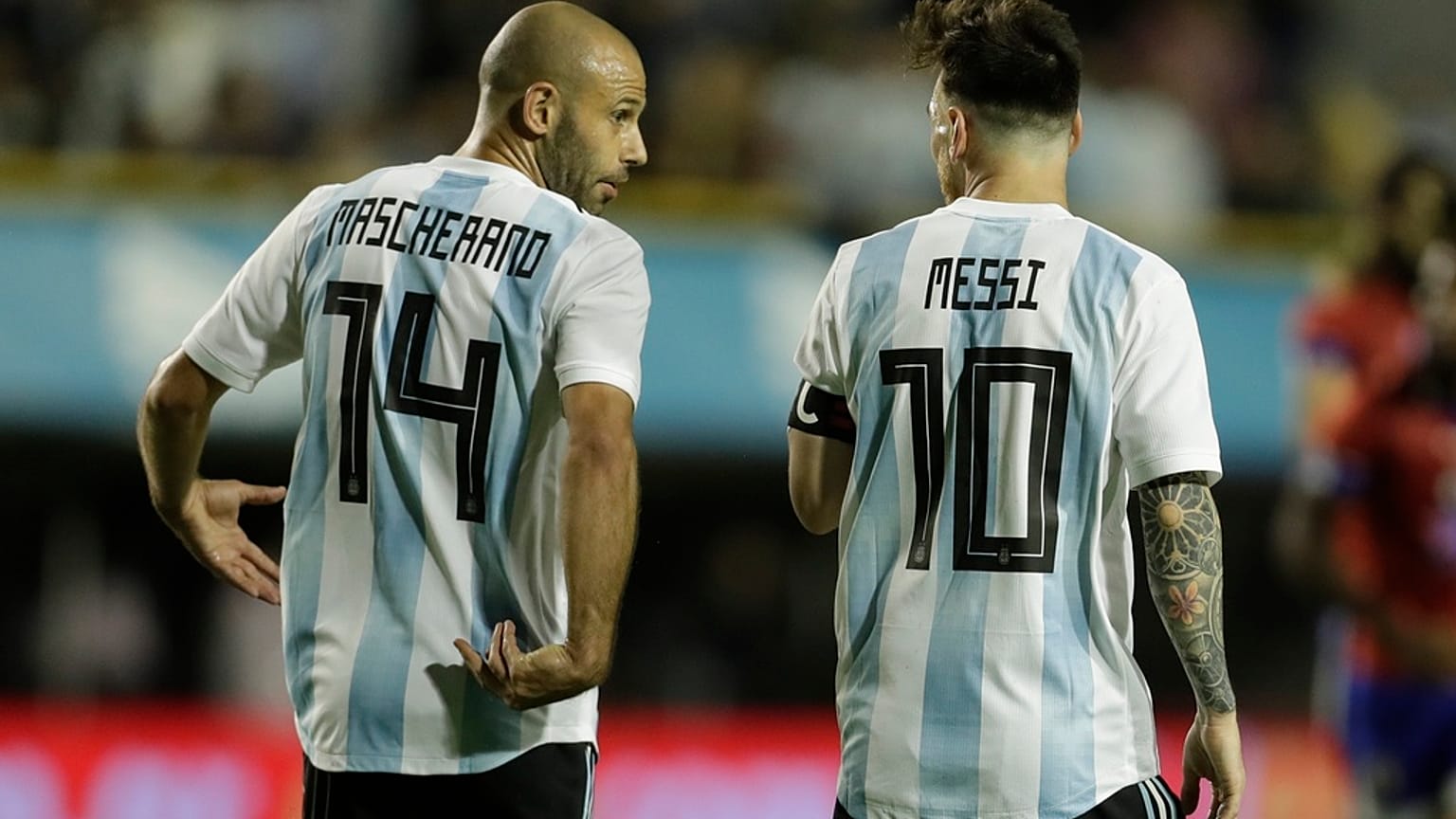 اللاعب الأرجنتيني خافيير ماسكيرانو، إلى اليسار، وليونيل ميسي يتحدثان بعد أن سجل ميسي هدفا خلال مباراة ودية بين الأرجنتين وهايتي في بوينس آيرس، الأرجنتين، في 29 مايو/أيار 2018.