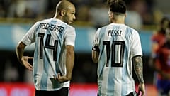 اللاعب الأرجنتيني خافيير ماسكيرانو، إلى اليسار، وليونيل ميسي يتحدثان بعد أن سجل ميسي هدفا خلال مباراة ودية بين الأرجنتين وهايتي في بوينس آيرس، الأرجنتين، في 29 مايو/أيار 2018.