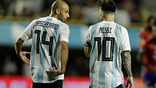 اللاعب الأرجنتيني خافيير ماسكيرانو، إلى اليسار، وليونيل ميسي يتحدثان بعد أن سجل ميسي هدفا خلال مباراة ودية بين الأرجنتين وهايتي في بوينس آيرس، الأرجنتين، في 29 مايو/أيار 2018.