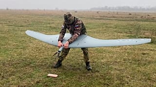 Фото из видео пресс-службы Минобороны России, 27 ноября 2024 года, российский солдат управляет дроном-суперкамерой в неизвестном месте.