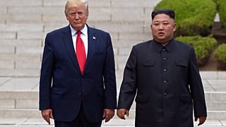 Trump és Kim a demarkációs vonal északi oldalán, 2019 június 30.