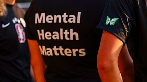 أعضاء فريق كرة القدم النسائي في جامعة ستانفورد يرتدون قمصانًا تحمل عبارة معناها الصحة العقلية مهمة في كاليفورنيا 14 تشرين الأول أكتوبر 2022