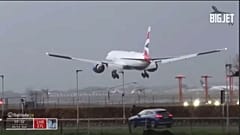 Pilotos tentam aterrar avião em plena tempestade 