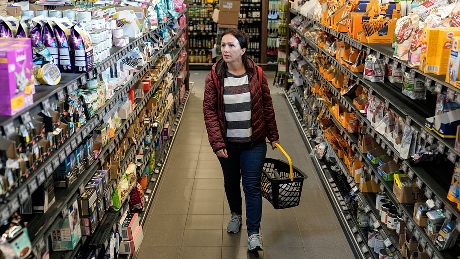 45 yaşındaki sığınmacı Erdina Laca, Almanya'nın Eichsfeld kentinde bir markette alışveriş yapıyor, 24 Nisan 2024