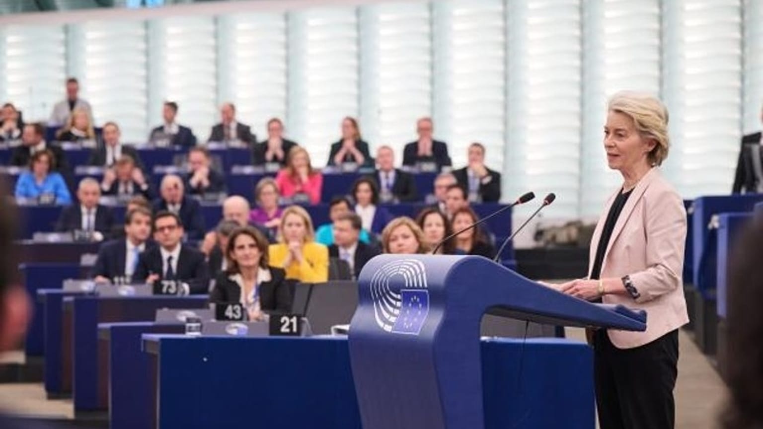 La nouvelle Commission d'Ursula von der Leyen a été approuvée par 54 % des voix au Parlement européen